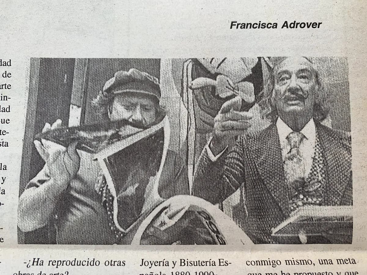 Salvador Dalí delante del Tapiz de Jaime Mora